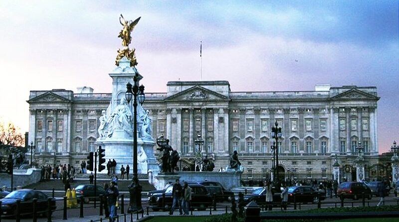 Seorang Pria Ditangkap Naik Ke Tempat Mobil Istana Buckingham