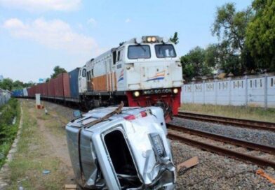 Kereta Api Sri Lelawangsa Binjai-Medan Tabrak Mobil, Dua Tewas